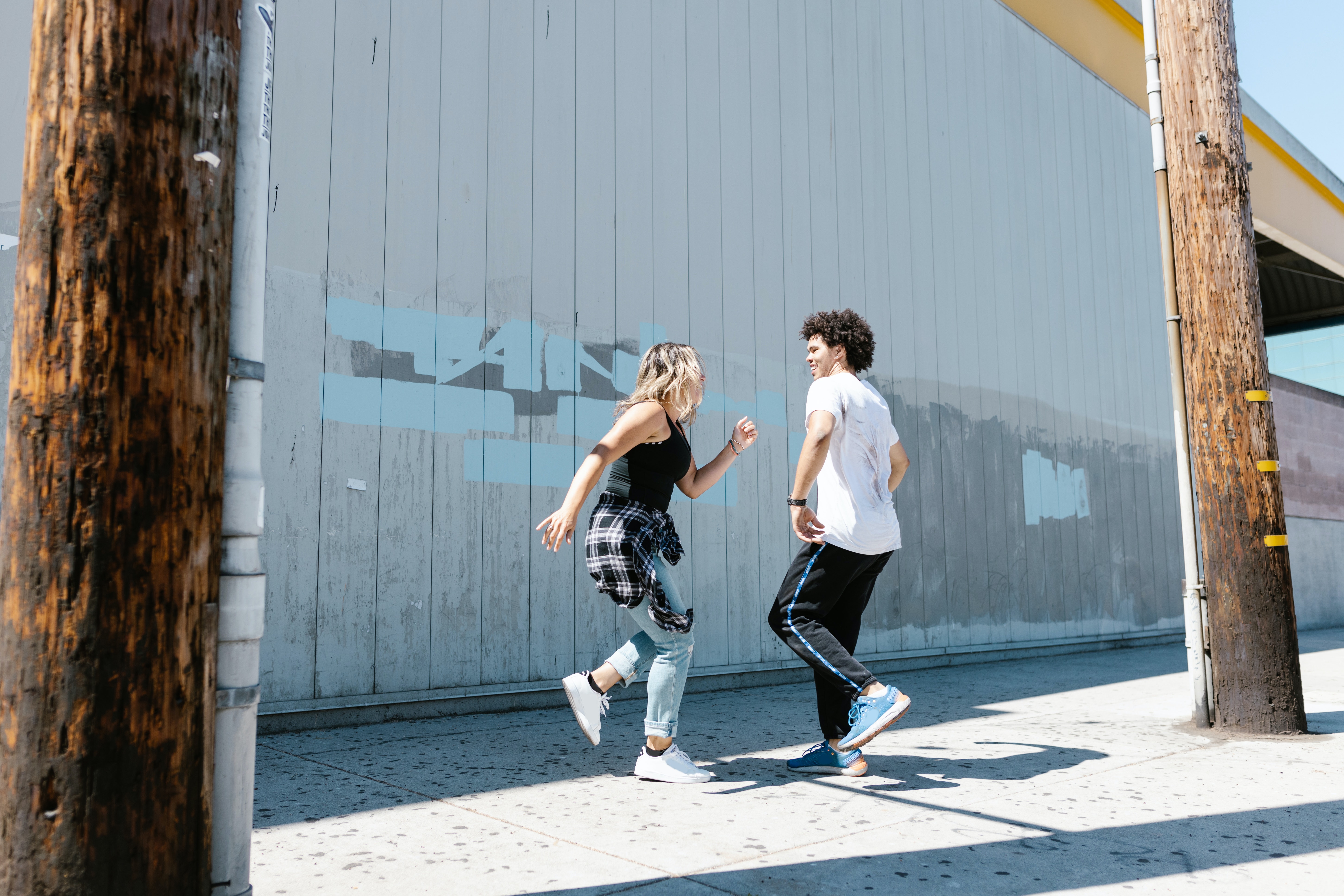 pareja bailando en la calle