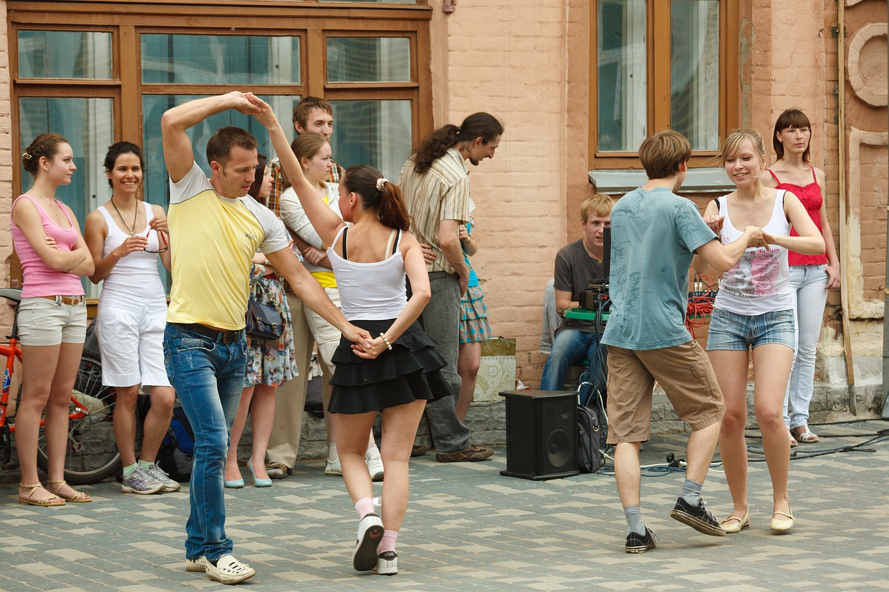 Gente bailando en la calle